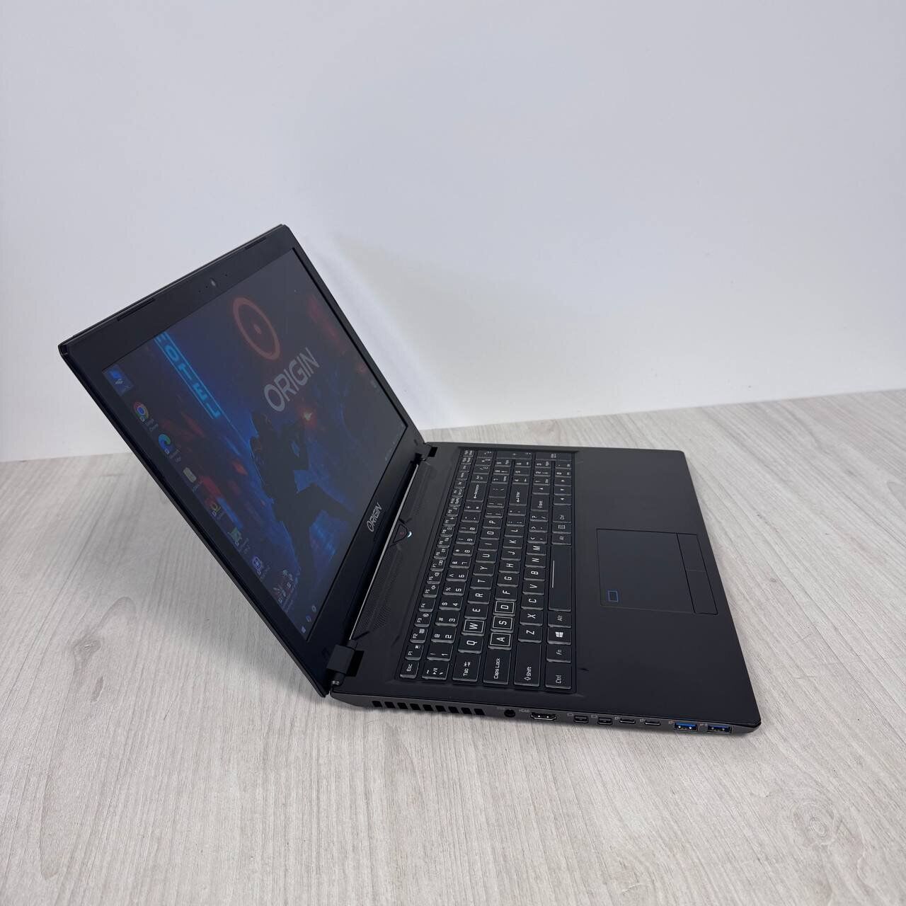 Ігровий ноутбук Origin Evo-15S P950HR-U / 15.6" (3840x2160) IPS / Intel Core i7-7700HQ (4 (8) ядра по 2.8 - 3.8 GHz) / 16 GB DDR4 / 500 GB SSD / nVidia GeForce GTX 1070 Max-Q, 8 GB GDDR5, 256-bit / WebCam - Зображення 4