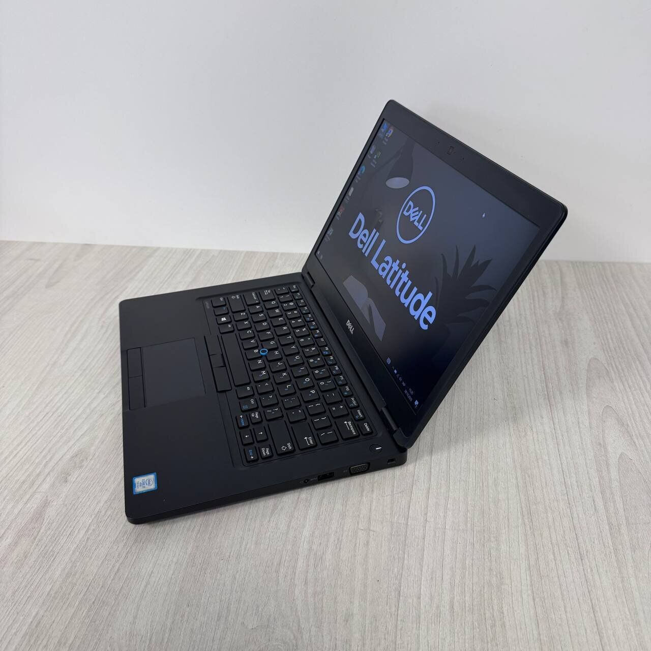Ультрабук Б-клас Dell Latitude 5480 / 14" (1920x1080) IPS / Intel Core i7-7820HQ (4 (8) ядра по 2.9 - 3.9 GHz) / 8 GB DDR4 / 128 GB SSD M.2 / nVidia GeForce 930MX, 2 GB DDR3, 64-bit / WebCam - Зображення 5