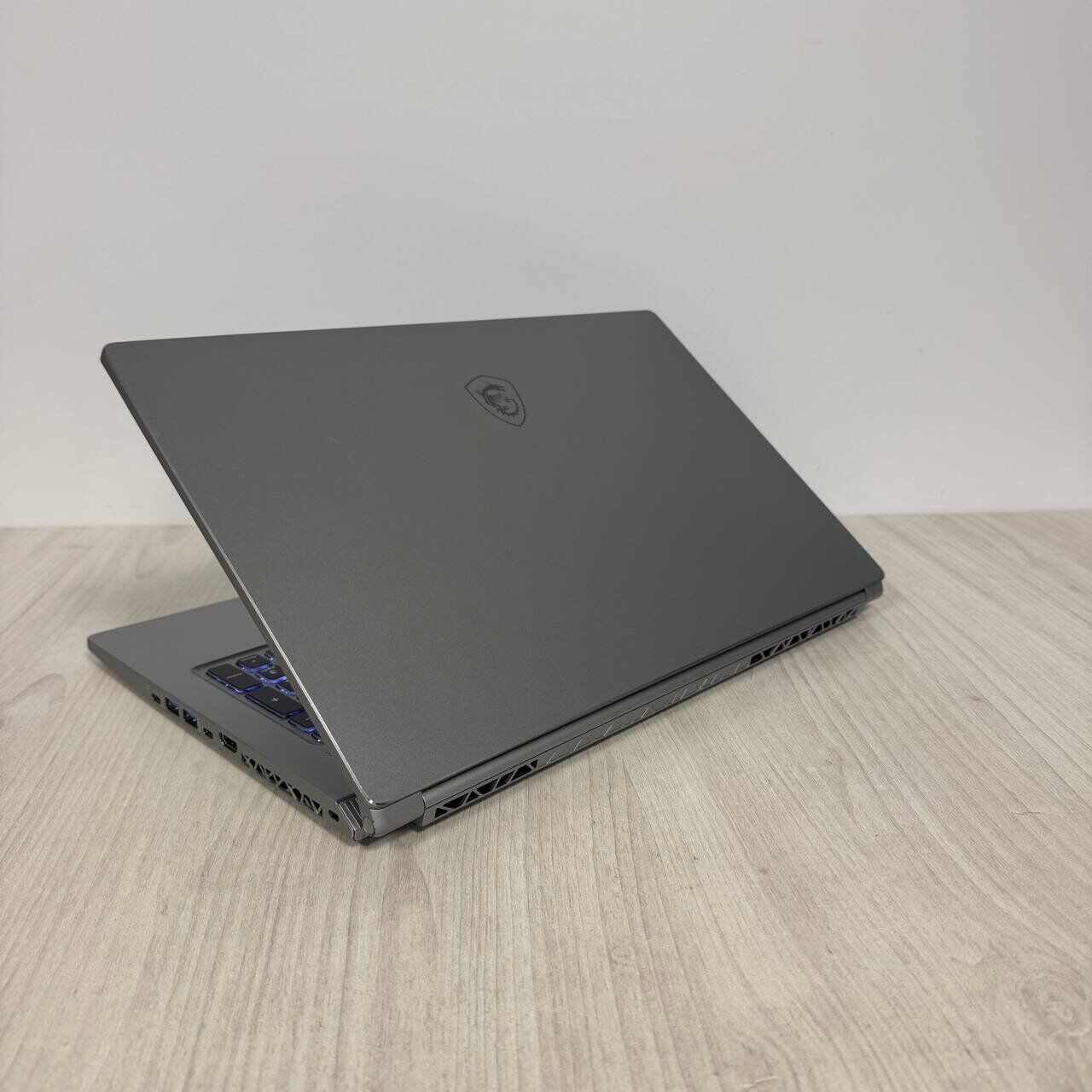 Мобільна робоча станція Б-клас MSI WS75 10TK / 17.3" (1920x1080) IPS / Intel Core i7-10875H (8 (16) ядер по 2.3 - 5.1 GHz) / 32 GB DDR4 / 1000 GB SSD NVMe / nVidia Quadro RTX 3000, 6 GB GDDR6, 192-bit / WebCam - Зображення 6