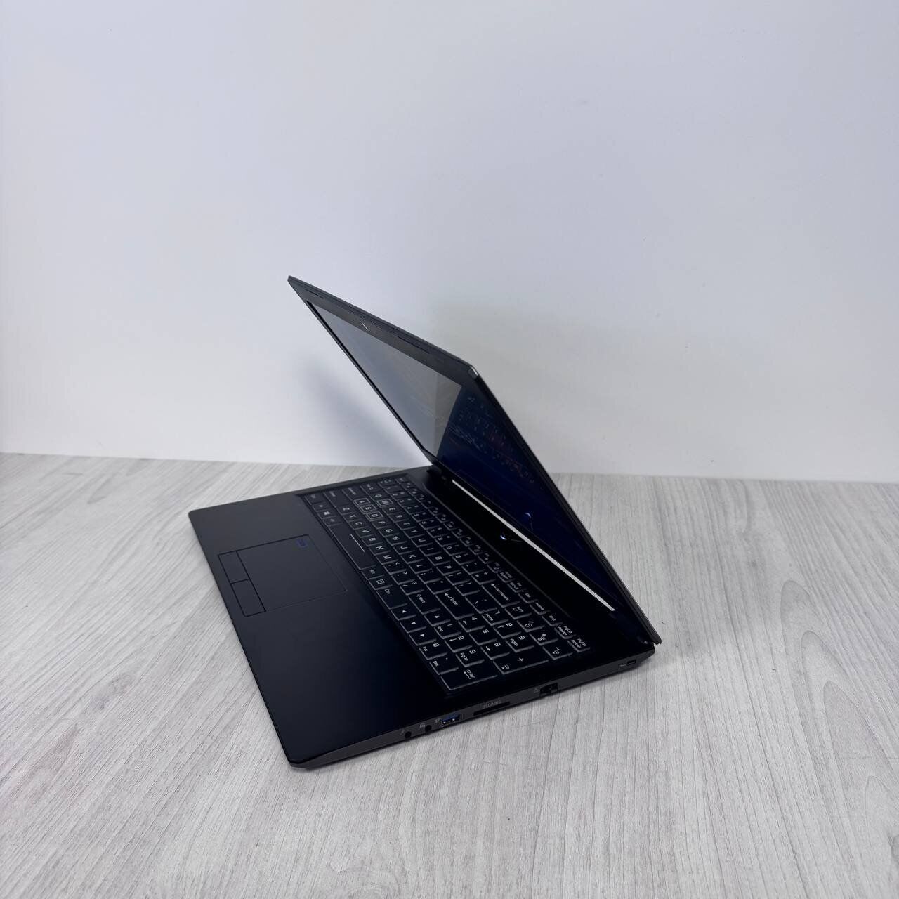 Ігровий ноутбук Origin Evo-15S P950HR-U / 15.6" (3840x2160) IPS / Intel Core i7-7700HQ (4 (8) ядра по 2.8 - 3.8 GHz) / 16 GB DDR4 / 500 GB SSD / nVidia GeForce GTX 1070 Max-Q, 8 GB GDDR5, 256-bit / WebCam - Зображення 7