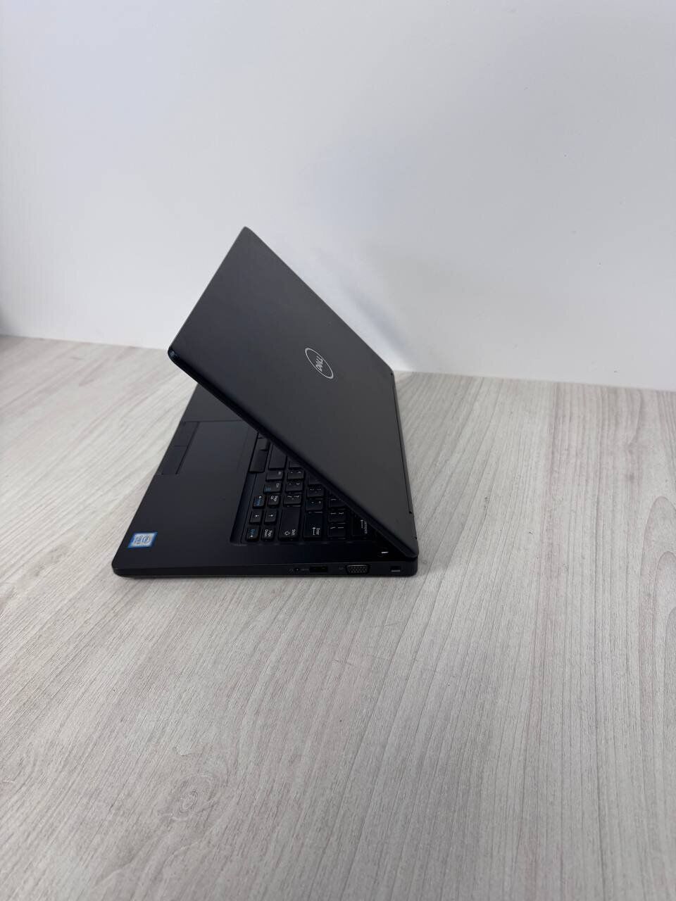 Ультрабук Dell Latitude 5480 / 14" (1920x1080) IPS / Intel Core i5-7200U (2 (4) ядра по 2.5 - 3.1 GHz) / 8 GB DDR4 / 120 GB SSD / Intel HD Graphics 620 / WebCam - Зображення 7