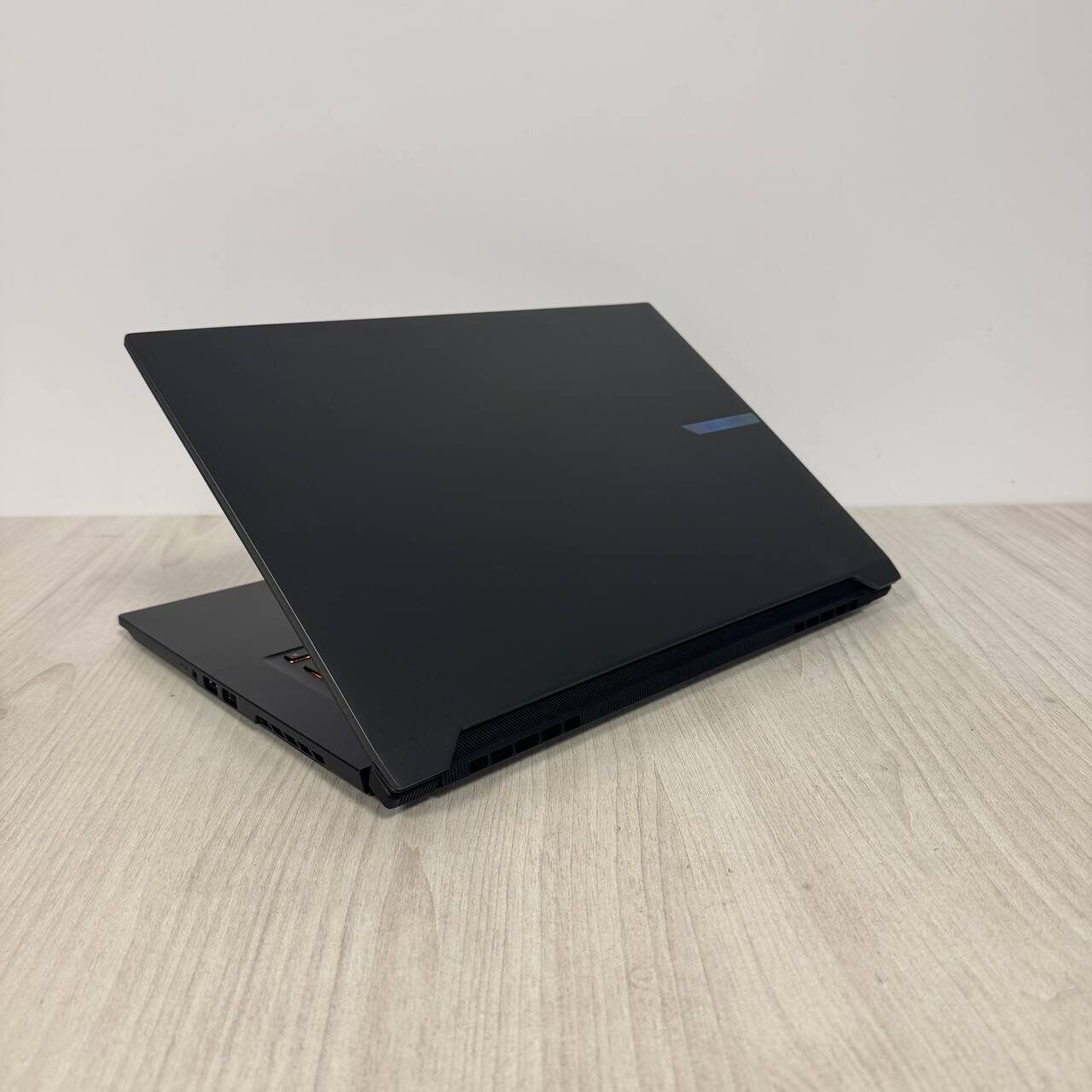 Ігровий ноутбук Gigabyte Aero X16 1WH / 16" (2560x1600) IPS / AMD Ryzen AI 7 350 (8 (16) ядер по 2.0 - 5.0 GHz) / 32 GB DDR5 / 1000 GB SSD NVMe / nVidia GeForce RTX 5070, 8 GB GDDR7, 128-bit / WebCam - Зображення 6