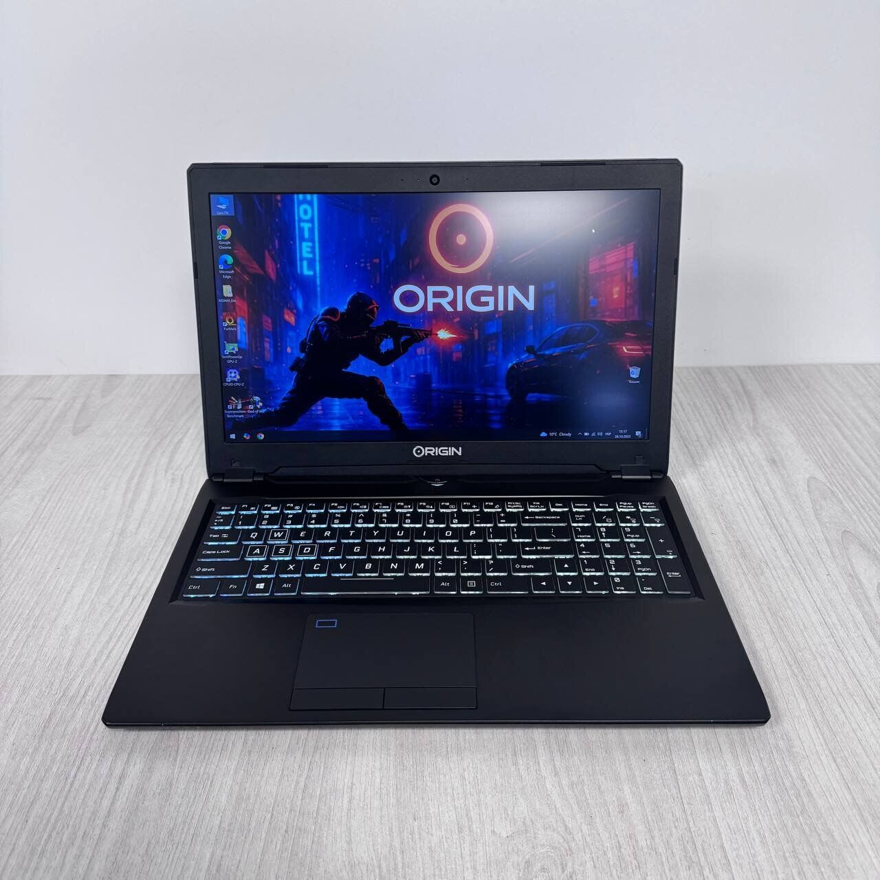Ігровий ноутбук Origin Evo-15S P950HR-U / 15.6" (3840x2160) IPS / Intel Core i7-7700HQ (4 (8) ядра по 2.8 - 3.8 GHz) / 16 GB DDR4 / 500 GB SSD / nVidia GeForce GTX 1070 Max-Q, 8 GB GDDR5, 256-bit / WebCam - Зображення 2