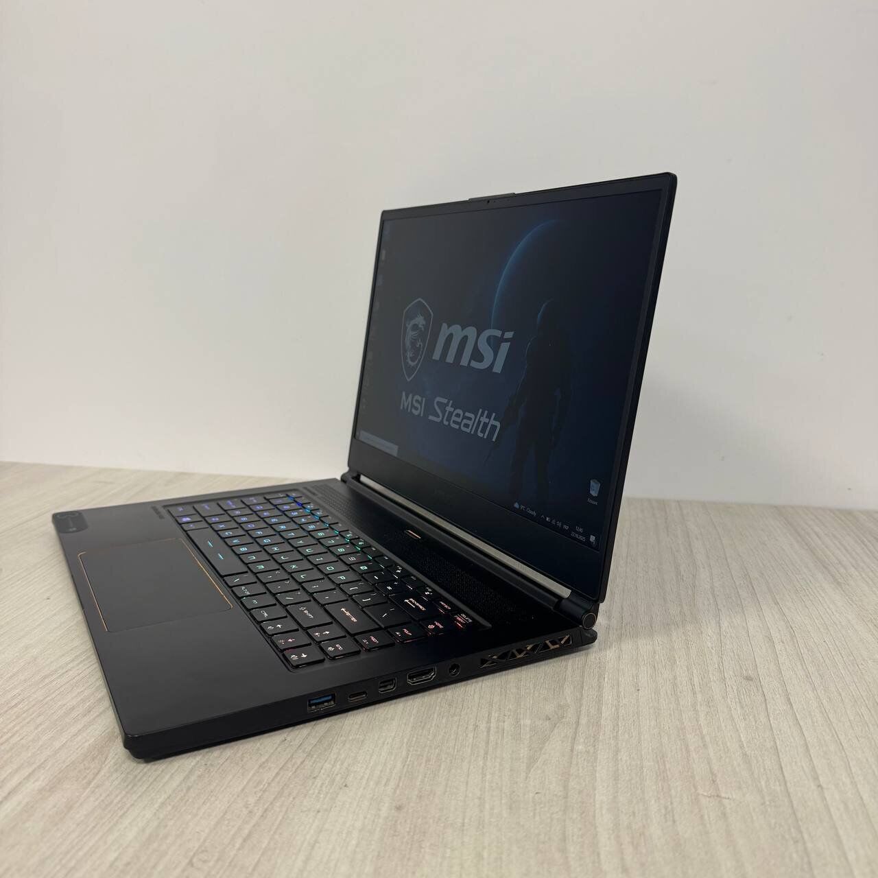Ігровий ноутбук Б-клас MSI GS65 Stealth 9SD / 15.6" (1920x1080) IPS / Intel Core i7-9750H (6 (12) ядра по 2.6 - 4.5 GHz) / 16 GB DDR4 / 512 GB SSD / nVidia GeForce GTX 1660 Ti, 6 GB GDDR6, 192-bit / WebCam - Зображення 5