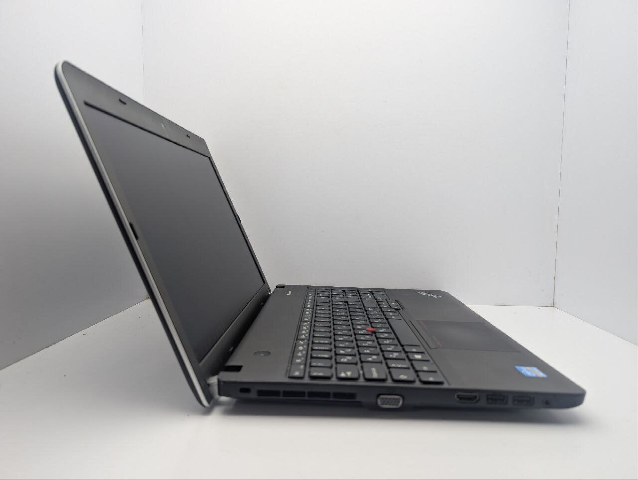 Ноутбук Lenovo ThinkPad E531 / 15.6'' (1366x768) TN / Intel Core i5-3320M (2 (4) ядра по 2.6 - 3.3 GHz) / 8 GB DDR3 / 120 GB SSD / Intel HD Graphics 4000 / WebCam / DVD-ROM - Зображення 4
