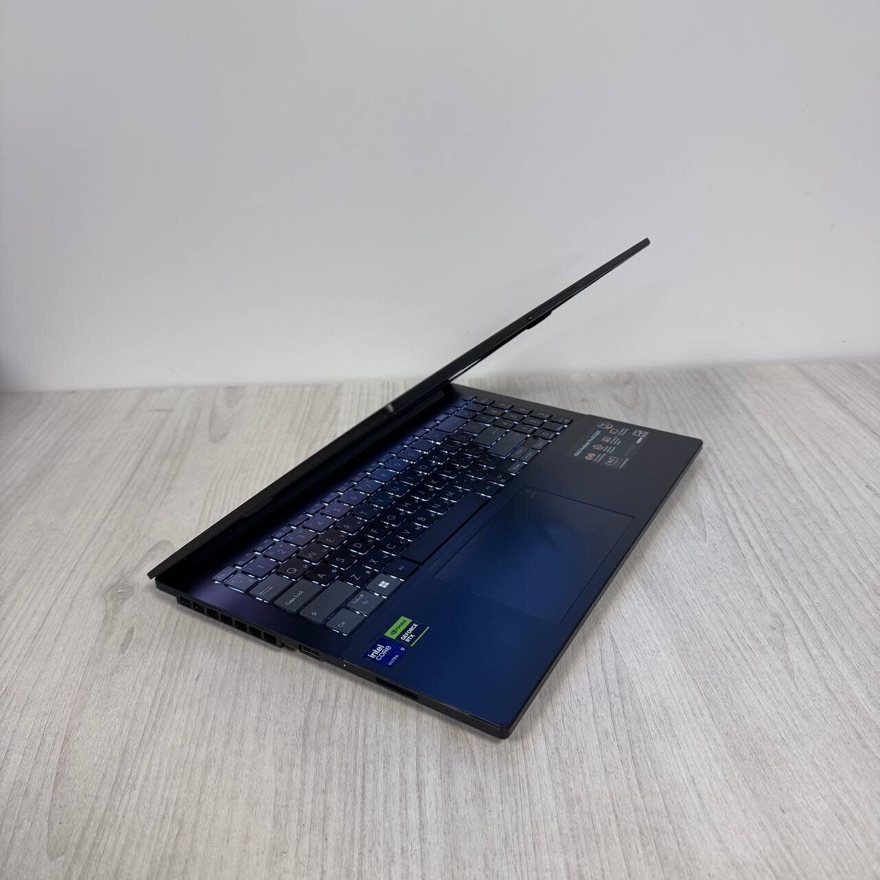 Ігровий ноутбук Б-клас Asus Vivobook Pro 15 OLED N6506MU / 15.6" (2560x1440) OLED / Intel Core Ultra 9 185H (16 (22) ядер по 2.3 - 5.1 GHz) / 24 GB DDR5 / 2000 GB SSD NVMe / nVidia GeForce RTX 4060, 8 GB GDDR6, 128-bit / WebCam - Зображення 6