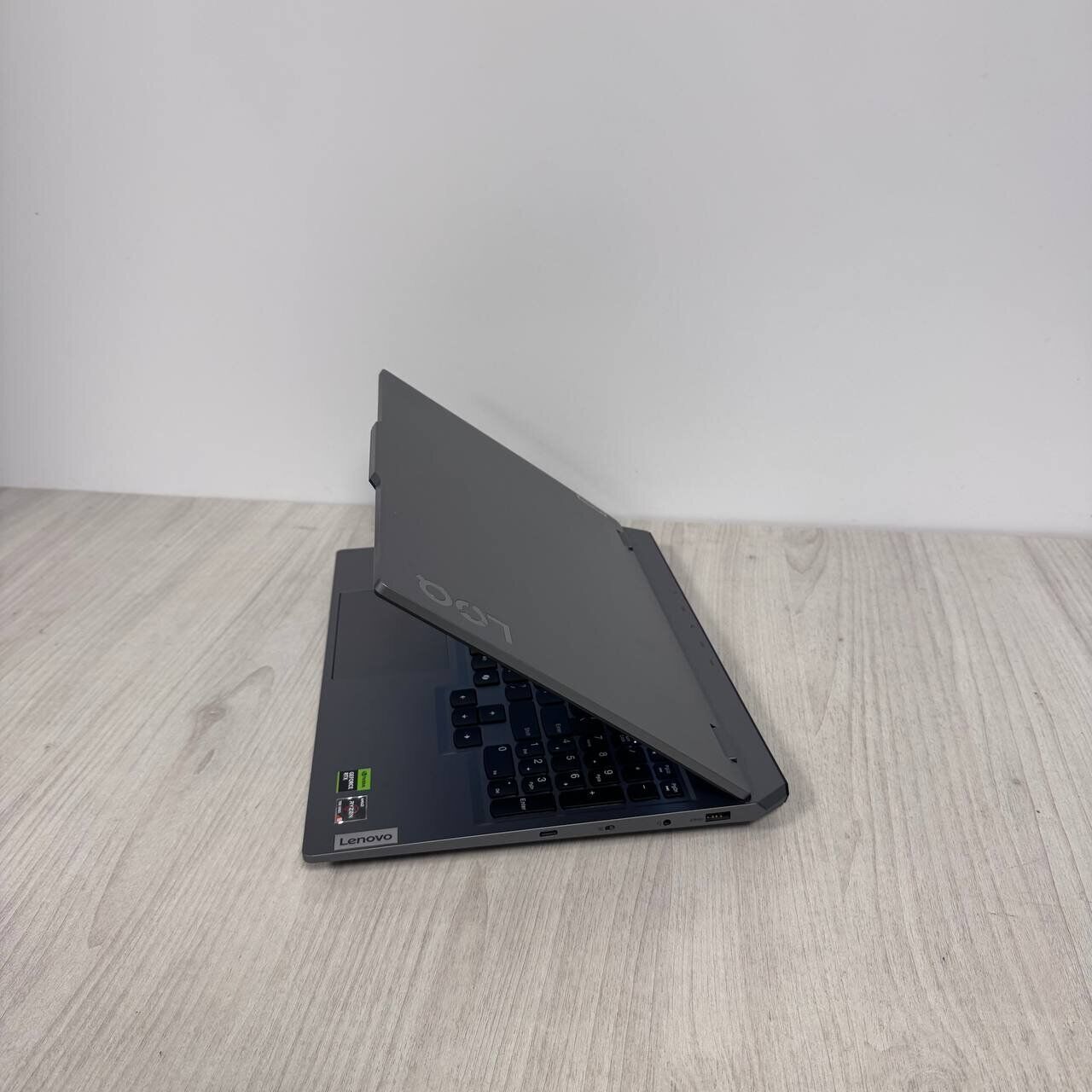 Ігровий ноутбук Lenovo LOQ 15ARP9 / 15.6" (1920x1080) IPS / AMD Ryzen 5 7235HS (4 (8) ядра по 3.2 - 4.2 GHz) / 12 GB DDR5 / 512 GB SSD NVMe / nVidia GeForce RTX 4050, 6 GB GDDR6, 96-bit / WebCam - Зображення 7