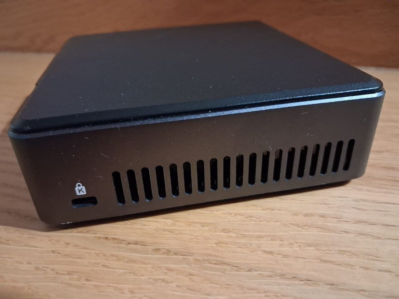 Неттоп Intel NUC NUC7i3DNK USFF / Intel Core i3-7100U (2 (4) ядра по 2.4 GHz) / 8 GB DDR4 / 128 GB SSD M.2 / Intel HD Graphics 620 / Wi-Fi / Блок живлення в комплекті - Зображення 4