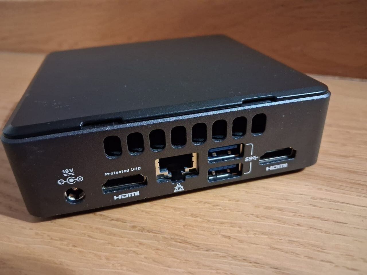 Неттоп Intel NUC NUC7i3DNK USFF / Intel Core i3-7100U (2 (4) ядра по 2.4 GHz) / 8 GB DDR4 / 128 GB SSD M.2 / Intel HD Graphics 620 / Wi-Fi / Блок живлення в комплекті - Зображення 3