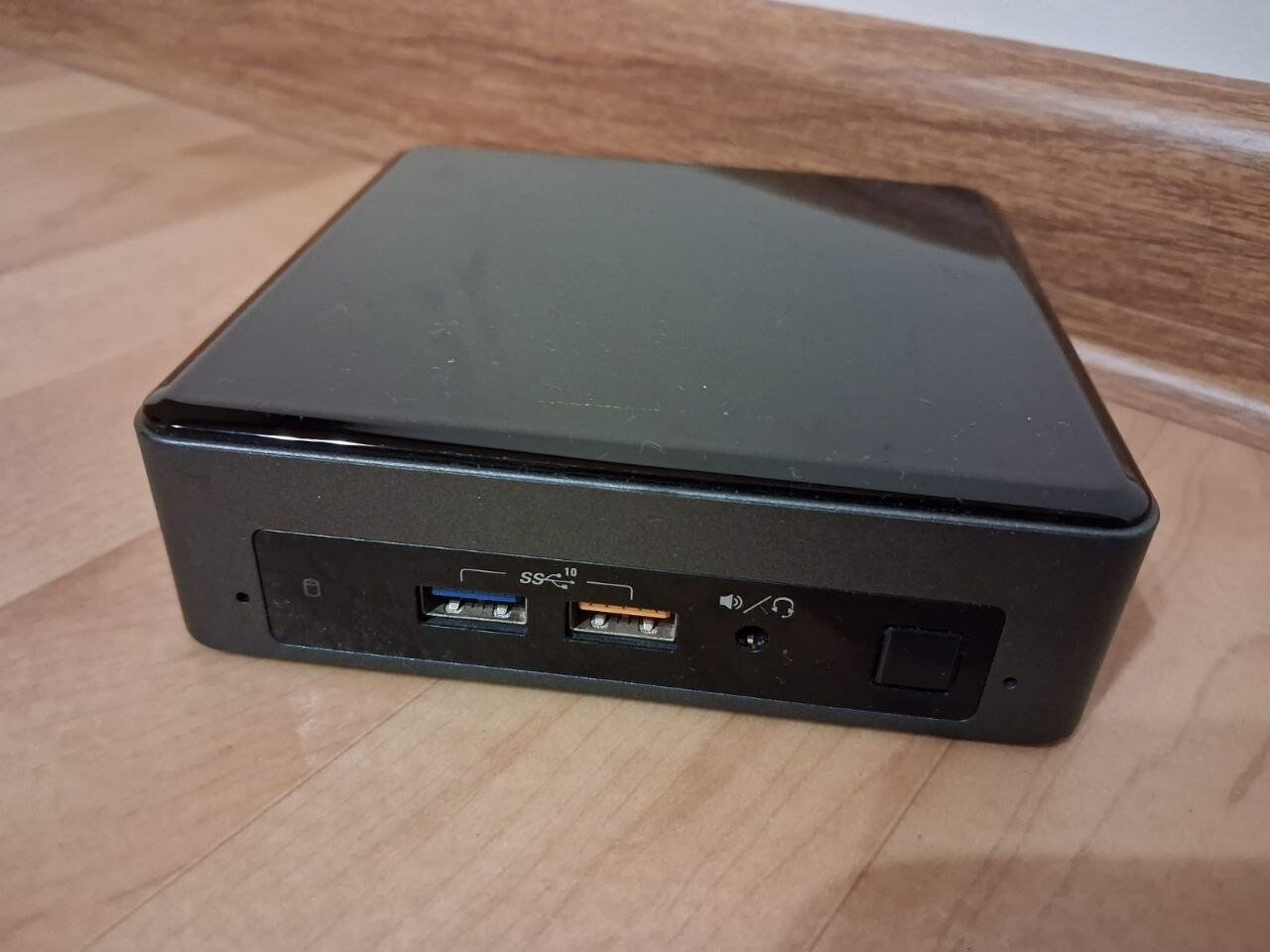 Неттоп Intel NUC NUC8BEK USFF / Intel Core i3-8109U (2 (4) ядра по 3.0 - 3.6 GHz) / 16 GB DDR4 / 256 GB SSD / Intel UHD Graphics 630 / USB 3.1 / HDMI / Wi-Fi + Блок живлення - Зображення 2