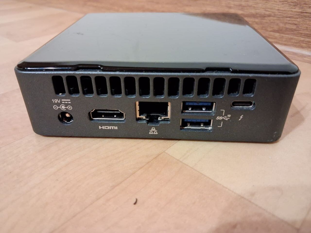 Неттоп Intel NUC NUC8BEK USFF / Intel Core i3-8109U (2 (4) ядра по 3.0 - 3.6 GHz) / 16 GB DDR4 / 256 GB SSD / Intel UHD Graphics 630 / USB 3.1 / HDMI / Wi-Fi + Блок живлення - Зображення 3