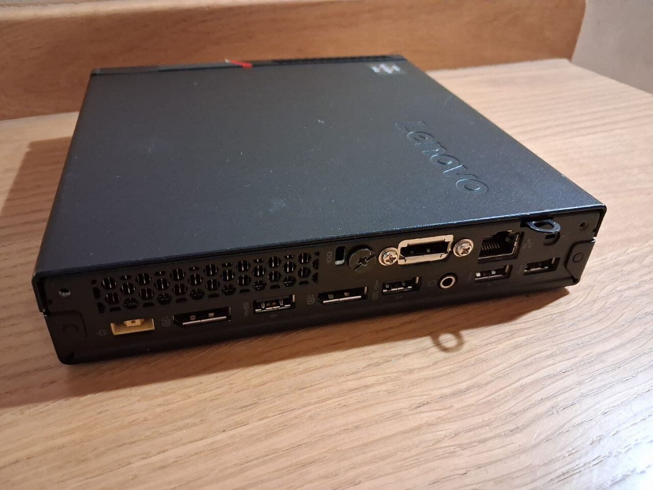 Неттоп Lenovo ThinkCentre M715q Tiny USFF / AMD Ryzen 3 PRO 2200GE (4 ядра по 3.3 - 3.6 GHz) / 16 GB DDR4 / 512 GB SSD M.2 / AMD Radeon Vega 8 Graphics / DisplayPort / Блок живлення в комплекті - Зображення 3