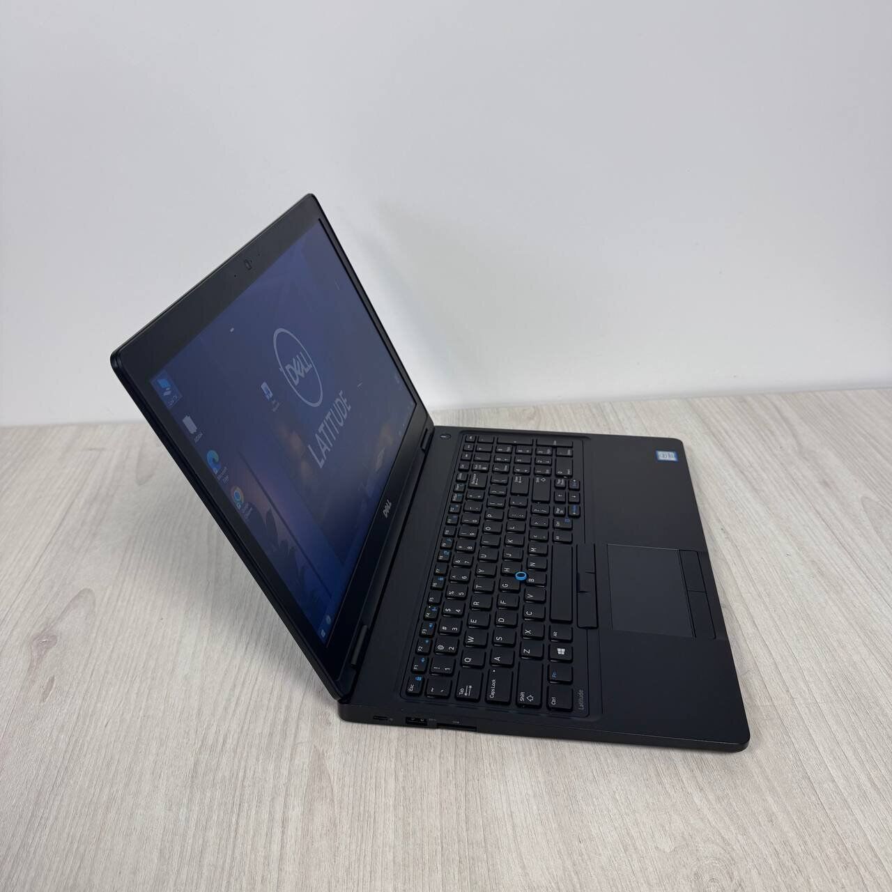 Ноутбук Dell Latitude 5580 / 15.6" (1366x768) TN / Intel Core i5-7300U (2 (4) ядра по 2.6 - 3.5 GHz) / 8 GB DDR4 / 128 GB SSD / Intel HD Graphics 620 / WebCam - Зображення 4
