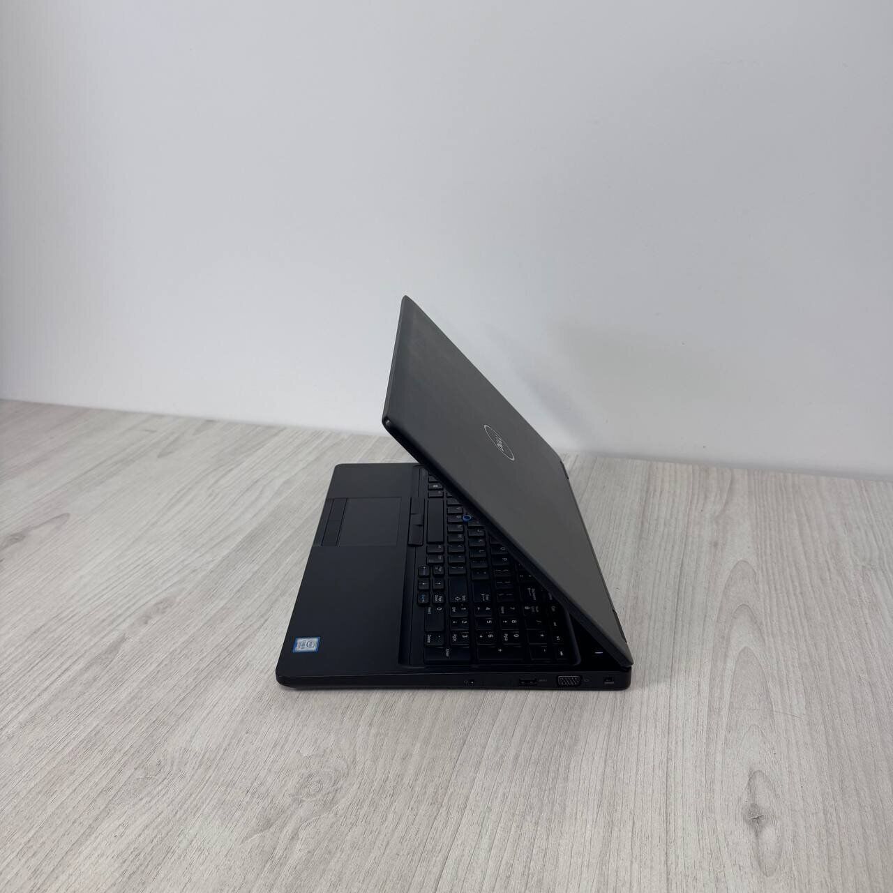 Ноутбук Dell Latitude 5580 / 15.6" (1366x768) TN / Intel Core i5-7300U (2 (4) ядра по 2.6 - 3.5 GHz) / 8 GB DDR4 / 128 GB SSD / Intel HD Graphics 620 / WebCam - Зображення 7