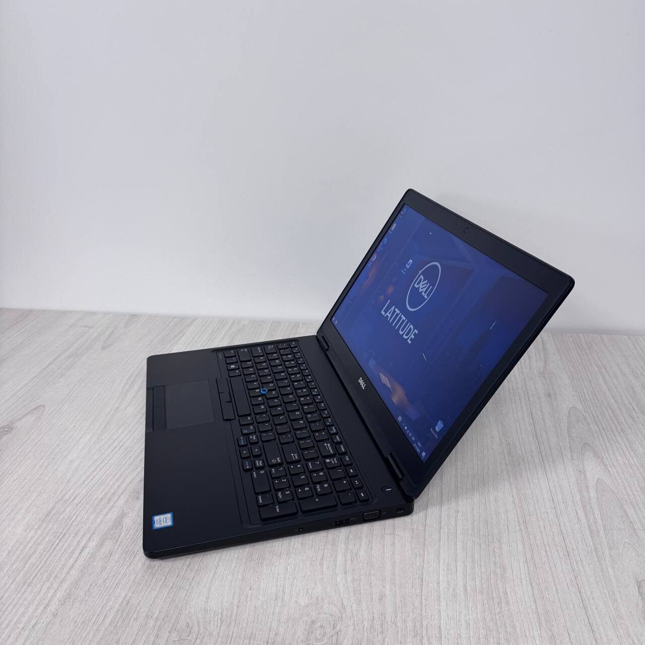 Ноутбук Dell Latitude 5580 / 15.6" (1366x768) TN / Intel Core i5-7300U (2 (4) ядра по 2.6 - 3.5 GHz) / 8 GB DDR4 / 128 GB SSD / Intel HD Graphics 620 / WebCam - Зображення 5