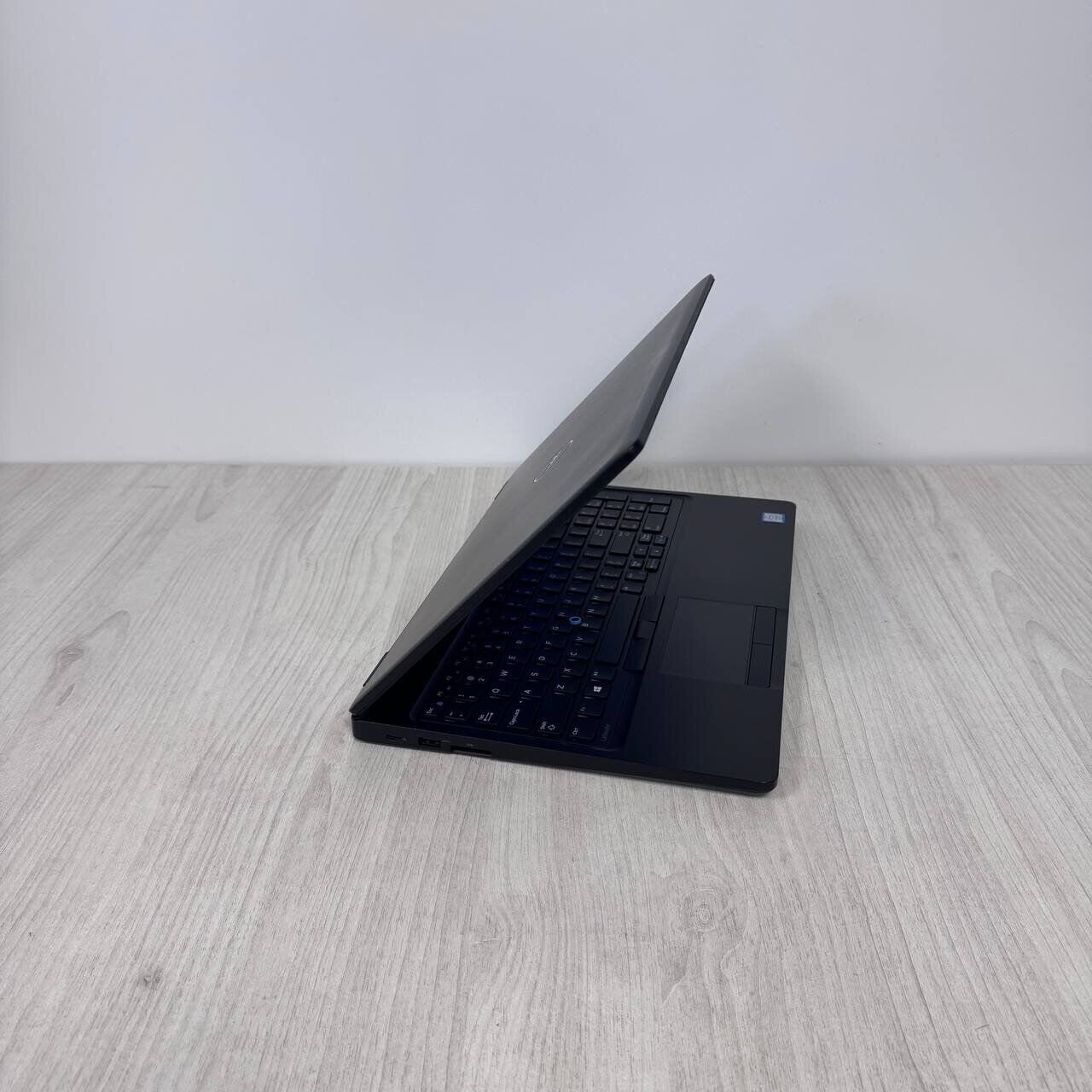 Ноутбук Dell Latitude 5580 / 15.6" (1366x768) TN / Intel Core i5-7300U (2 (4) ядра по 2.6 - 3.5 GHz) / 8 GB DDR4 / 128 GB SSD / Intel HD Graphics 620 / WebCam - Зображення 6